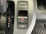 パーキングブレーキはスマートな電子制御式と合わせて渋滞時等にブレーキペダルから足を離しても停車状態を保持してくれるオートブレーキホールド機能で運転が楽になります。スタートはアクセルペダルを踏むだけ