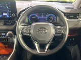 【純正革巻きステアリング】上質な革を使用することで、手にしっかり馴染みとても運転しやすいハンドルです♪