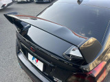 【大型リヤスポイラー】スポーツカーらしさがグッと引き立つ大型リヤスポイラーを装着♪高速走行時のスタビリティ(走行安定性)向上に役立ちます。