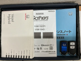 スマートキーは鍵をバッグに入れたままでもドアロックの開閉やエンジンのON・OFFができます。夜間や雨の日も鍵を探さなくて良いので便利です。