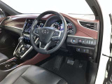 高いホールド性で運転姿勢が安定します。長距離ドライブでも疲れにくいのが魅力です。快適なドライビングライフをお送りください♪