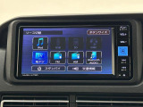 ダイハツ純正ナビゲーションを装備しています☆TVは画像がきれいなフルセグになっていてスマホに入っている音楽もBluetoothで繋いで楽しんでいただけます☆