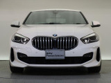 【キドニーグリル】BMWの代名詞。一目見ただけでBMWであると認識できる確固たるアイコンとして存在感を放ちます。