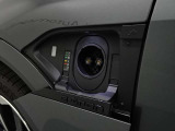 ボディ左側には急速充電の差し込み口がございます。アウディショールームにお越しの際には備え付けのPCAで充電可能となっております。