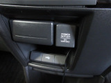 USB入力端子の他に、12V電源ソケットを設置しております。周辺機器の充電にご利用頂けます。