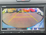 車庫入れ時に安心のバックカメラがついています。