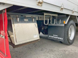 ボディー運転席側後方にステンレスの工具箱が付いています。