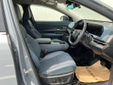 運転席まわりです。実際に座ってみて、乗り心地を体験してみてください。