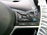プロパイロット搭載セレナがアクセル、ブレーキを自動でコントロールして前のクルマとの車間距離を保つ手助けをします。