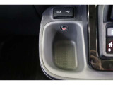 通信/給電用と。給電用のUSBポートが装備されています。iPhoneやスマホを繋いで音楽を再生したり、充電したり。車内にあると便利なアイテムですね!充電中のスマホ置き場に便利なポケットも備えています。