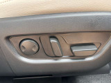運転席は10Wayの電動シートになっています。ドライバーの体格に合わせたドライビングポジションを設定出来ます。また、2人分のポジションをメモリー出来るのでいつでも自分のポジションに戻せます♪