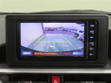 車両後方の映像を映すバックモニター。進路を確認しながら安全に車庫入れできます。