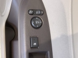 狭い駐車場で便利な電動格納ドアミラーが付いています。
