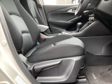 運転席にはドライバーの体型や好みに応じて前後方向だけでなく、高さの調整ができるシートリフターを装備!