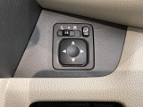 狭い駐車場で便利な電動格納ドアミラーが付いています。