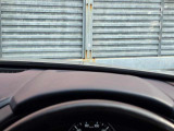 運転視界の遠方上方に虚像を投影することで前を見ながら情報の視認ができます。本当にドライバーが必要な情報を適切に伝え、楽しんで頂くことを考えた新世代装備です。※虚像は2.6m前方に浮かぶイメージです。