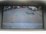 ナビ画面にバックビュ-モニタ-の映像を映し出しています。  狭い場所での車庫入れをサポ-トしてくれる便利アイテムです。