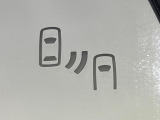 【ブラインドスポットモニター】走行中、ドアミラーの死角になりやすい箇所に後続車が接近するとサイドミラーのレンズに警告を表示!ドライバーに注意喚起をしてくれます。
