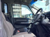 すわり心地の良い運転席・助手席です。長時間のドライブの疲れ軽減に貢献します。どうぞ快適なドライブを♪