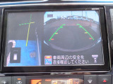 クルマを真上から見下ろしているかのような映像によって、車庫入れや縦列駐車などの駐車時に、自車と駐車位置の関係をひと目で確認でき、スムースな駐車をサポートします。