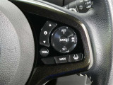 【レーダークルーズコントロール】(全車速追従機能付)付きです。車速に応じて追従支援してくれるので、ロングドライブも快適です。詳細は販売店スタッフまでおたずねください。