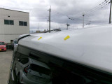 ルーフの運転席側後方にへこみがあります。