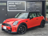 MINI COOPER S 3ドア チリレッド/ブラックルーフ のMINIらしい一台が入荷!ピアノブラックエクステリアを装備しており、スポーツティな印象を与えながら、サテライトグレーのシートが華やかさを演出!
