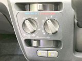 寒い冬も暑い夏も全席に快適な空調を届けてくれる、ダイヤル式エアコンを装備♪