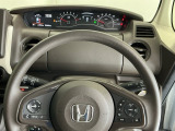 ステアリング右手側に安全運転支援機能のホンダセンシングをコントロールするスイッチ、左手側にオーディオ関連のコントロールスイッチを配置、視線を逸らすことなく運転に集中できます