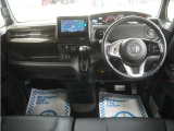 運転にかかわる様々な操作を安全に行えるように視点移動が少なく、操作性に配慮されたスイッチ類が凝縮されたコクピットです。