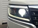 【LEDヘッドライト】悪天候や夜間走行時も良好な視界を確保し安心して運転できる高輝度LEDヘッドライトを装備!点灯速度が早く、消費電力も抑えられています。