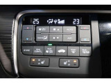 運転席と助手席の温度設定の変更が可能な左右独立タイプのデュアルエアコンです♪♪♪暑がりな人・寒がりな人も誰もが車内を快適にお過ごしいただけます♪♪♪