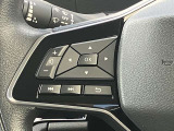 ステアリングの左側に、オーディオの操作ができるスイッチを装備しています。ハンドルから手を離さず操作できて便利です。