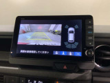 リバースギアに入れるだけで後方の表示へ切り替わります。夜間や雨の日の駐車も楽になりますよ。