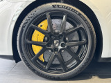 オプション設定のサテンブラック塗装21インチPanamera Sports Designホイールとポルシェセラミックコンポジットブレーキ/ブレーキキャリパーが装着されております