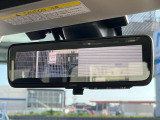 【スマートリヤビューミラー】後席の大きな荷物や同乗者で後方が確認しづらい時でも安心!カメラが撮影した車両後方の映像をルームミラー内に表示。クリアな視界で状況の確認が可能です!
