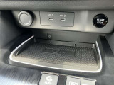 小物置きや、シガーソケット、USB タイプCが前席中央にあり、便利に使えます☆