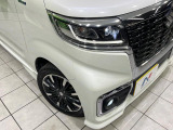 【LEDヘッドライト】悪天候や夜間走行時も良好な視界を確保し安心して運転できる高輝度LEDヘッドライトを装備!点灯速度が早く、消費電力も抑えられています。