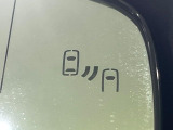 【ブラインドスポットモニター】走行中、ドアミラーの死角になりやすい箇所に後続車が接近するとサイドミラーのレンズに警告を表示!ドライバーに注意喚起をしてくれます。