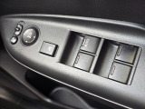 各席のパワーウインドウを手元で操作可能。使い勝手の良い設計です。