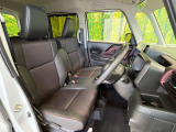 運転席まわりには十分なスペースがあり、大柄な方でもゆったり運転していただける環境です。