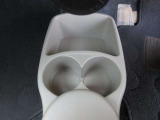 運転席と助手席の間にドリンクホルダーと小物入れがあります。