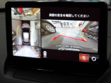 360度ビューカメラを搭載。4方の小型カメラの映像を処理し、車両真上からの映像に変換しています。