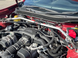 【STIタワーバー】お車の剛性を高めるタワーバーを装備。よりスムーズなコーナリング走行が可能となり、走りも楽しめます。