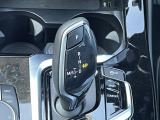 【シフトノブ】BMWの高性能オートマチックは、ATセレクトレバーを左側に倒すことで、通常の「D」から「S」(スポーツ)または「M」(マニュアル)へと切り替えが可能です。