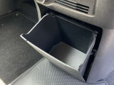 車内に持ち込んだ小物やドリンク食べ物がきちんと片付く収納も充実です。こちらは、大容量のインストセンターロアBOXになります。CDや袋を取り付けてダストBOX等に使えます。