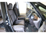 すわり心地の良い運転席・助手席です。長時間のドライブの疲れ軽減に貢献します。どうぞ快適なドライブを♪