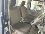 前席です。センターコンソールが無いので車内での左右移動が出来ます。