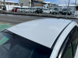 目立つキズ凹み等はありませんが、中古車という商品の特性ルーフには子キズや塗装しみがあります