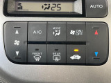 【オートエアコン】一度お好みの温度に設定すれば、車内の温度を検知し風量や温度を自動で調整。暑い&hellip;寒い&hellip;と何度もスイッチ操作をする必要はありません。快適な車内空間には必須の機能ですね♪